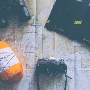 Image d'une carte, d'un sac de couchage et d'un appareil photo voyage